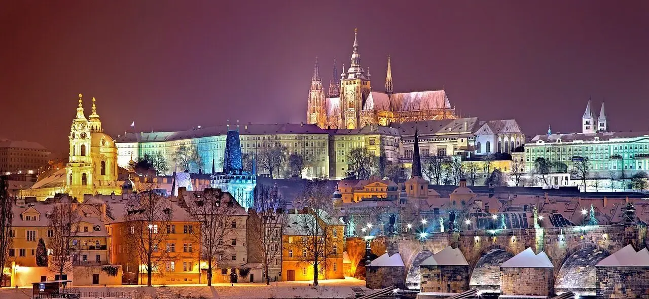 Prag im Winter und bei Nacht, die Gebäude sind beleuchtet und es ist sehr stimmungsvoll