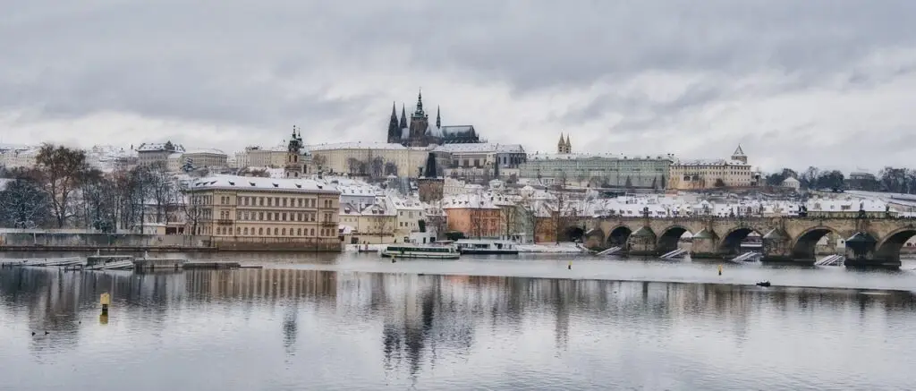 Prag im Winter, Stadtansicht mit Dom
