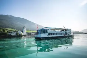 Schiff auf dem Wolfgangssee im Hintergrund eine Kirche