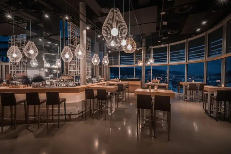 Hotelbar modern mit Auffälligen Lampen in gitterform